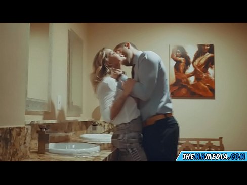 ❤️ Pe a faaosoosoina oe e se blonde busty i totonu o se faletaele lautele Vitio feusua'iga ️❤